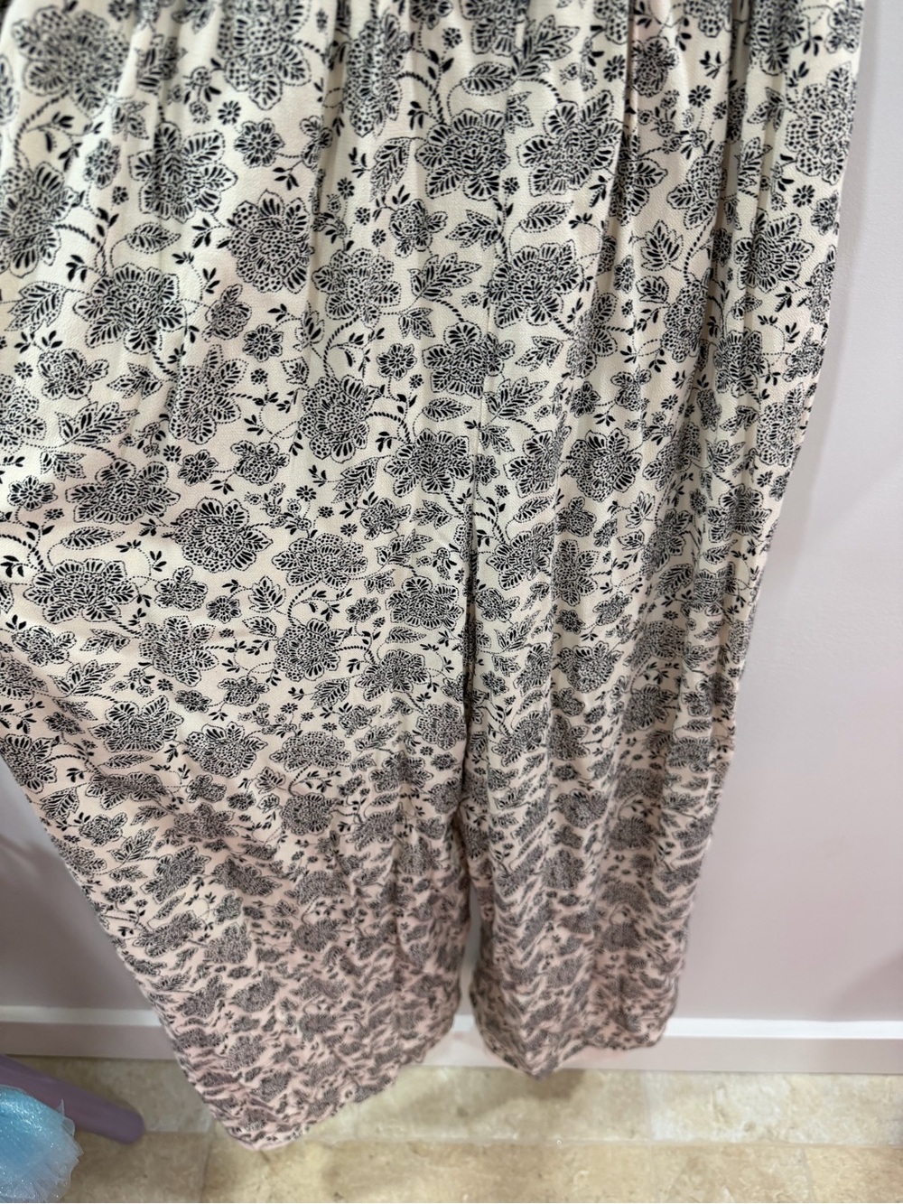 AMERICAN EAGLE WOMEN BEIGE FLORAL SMOCKED PUFF-SLEEVE JUMPSUIT - Picture 11 of 13